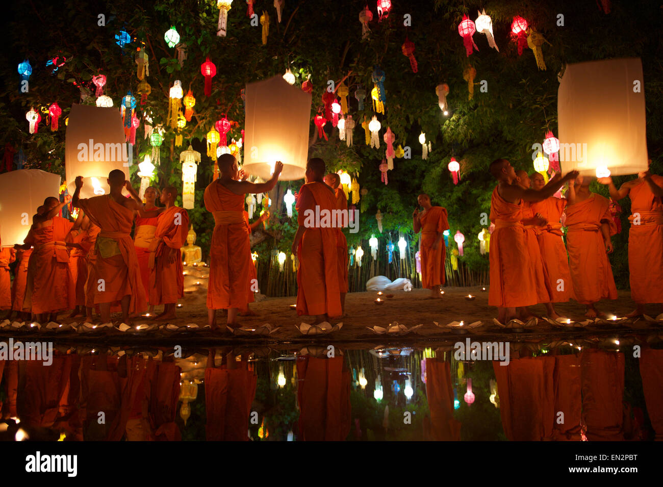 CHIANG MAI, Thailandia - Novembre 07, 2014: i monaci buddisti di lancio lanterne del cielo al Yee Peng festival delle luci al Wat Pan Tao. Foto Stock