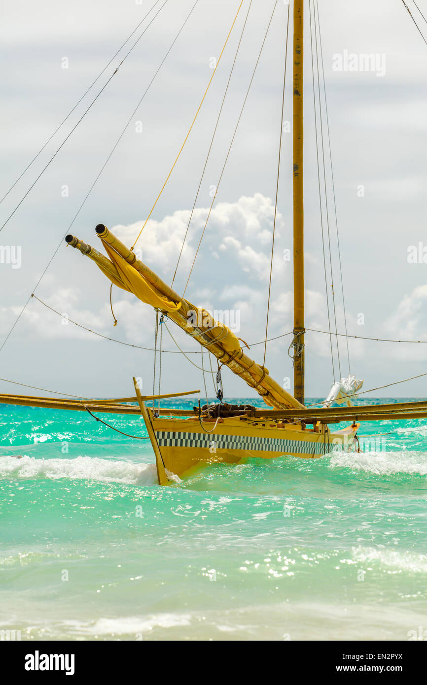 Yellow taxi imbarcazione a vela su hot blu mare tropicale, grandi nuvole bianche sfondo, Filippine Boracay Foto Stock