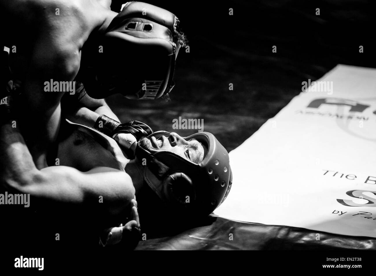 Bogotà, Colombia. 26 apr, 2015. Gli atleti partecipano in un misto di evento martialarts a Bogotà, Colombia, il 26 aprile 2015. Secondo la stampa locale, negli ultimi anni la pratica di mixed martial arts ha aumentato a causa della influenza del professional 'Ultimate Fighting Championship" (UFC), generare più eventi e guadagnando adepti. © Jhon Paz/Xinhua/Alamy Live News Foto Stock