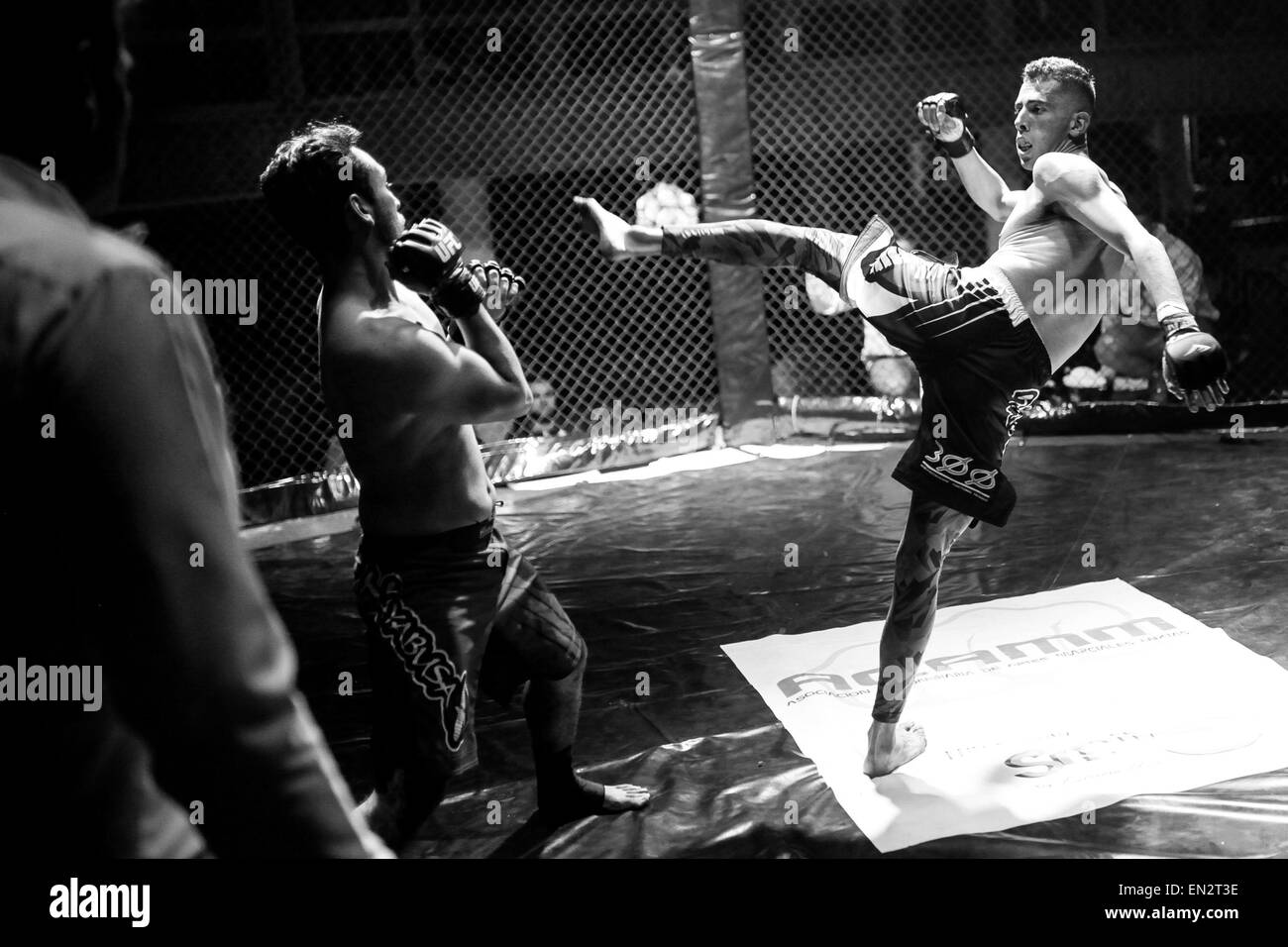 Bogotà, Colombia. 26 apr, 2015. Gli atleti partecipano in un misto di evento martialarts a Bogotà, Colombia, il 26 aprile 2015. Secondo la stampa locale, negli ultimi anni la pratica di mixed martial arts ha aumentato a causa della influenza del professional 'Ultimate Fighting Championship" (UFC), generare più eventi e guadagnando adepti. © Jhon Paz/Xinhua/Alamy Live News Foto Stock