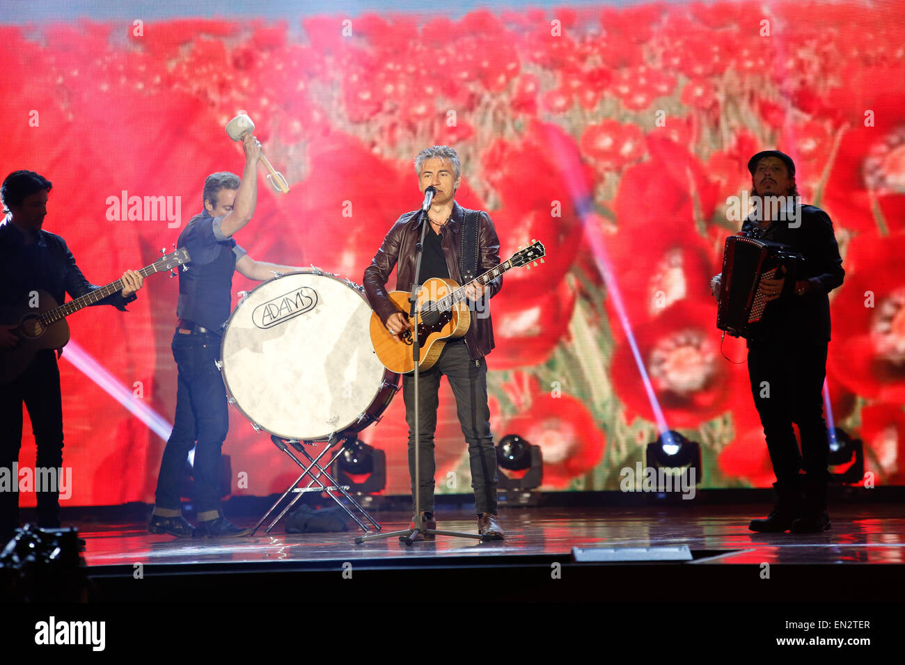 Roma, Italia. Xxv Aprile, 2015. Cantante italiana e il cantautore Luciano Ligabue suona dal vivo sul palco di "Viva il 25 Aprile', a Piazza del Quirinale a Roma, per commemorare gli uomini che sono morti per la liberazione dell'Italia. Credit: Davide Fracassi/Pacific Press/Alamy Live News Foto Stock