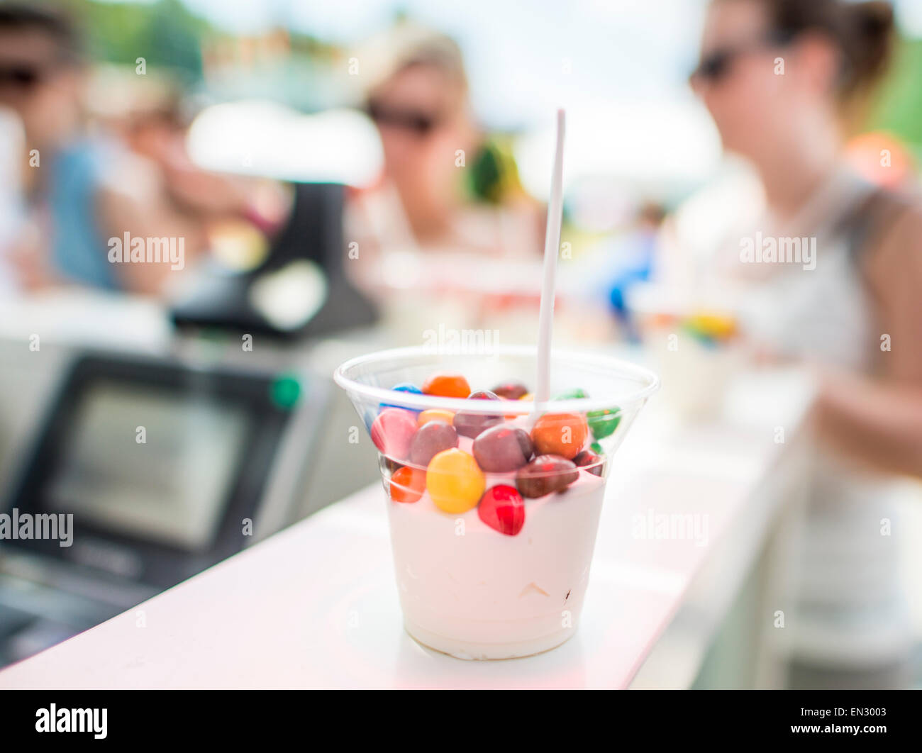 Il soft ice con M&M topping Foto Stock