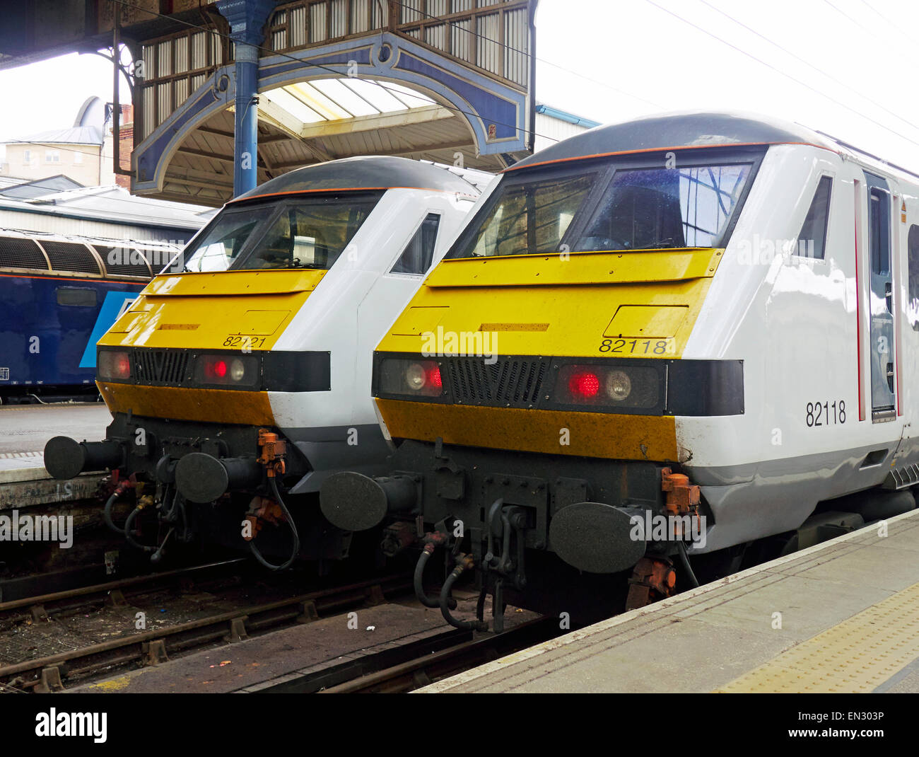 Abellio maggiore Anglia Classe 82 locomotiva elettrica in corrispondenza della testa di un treno appena arrivati nella stazione di Norwich da Londra. Foto Stock