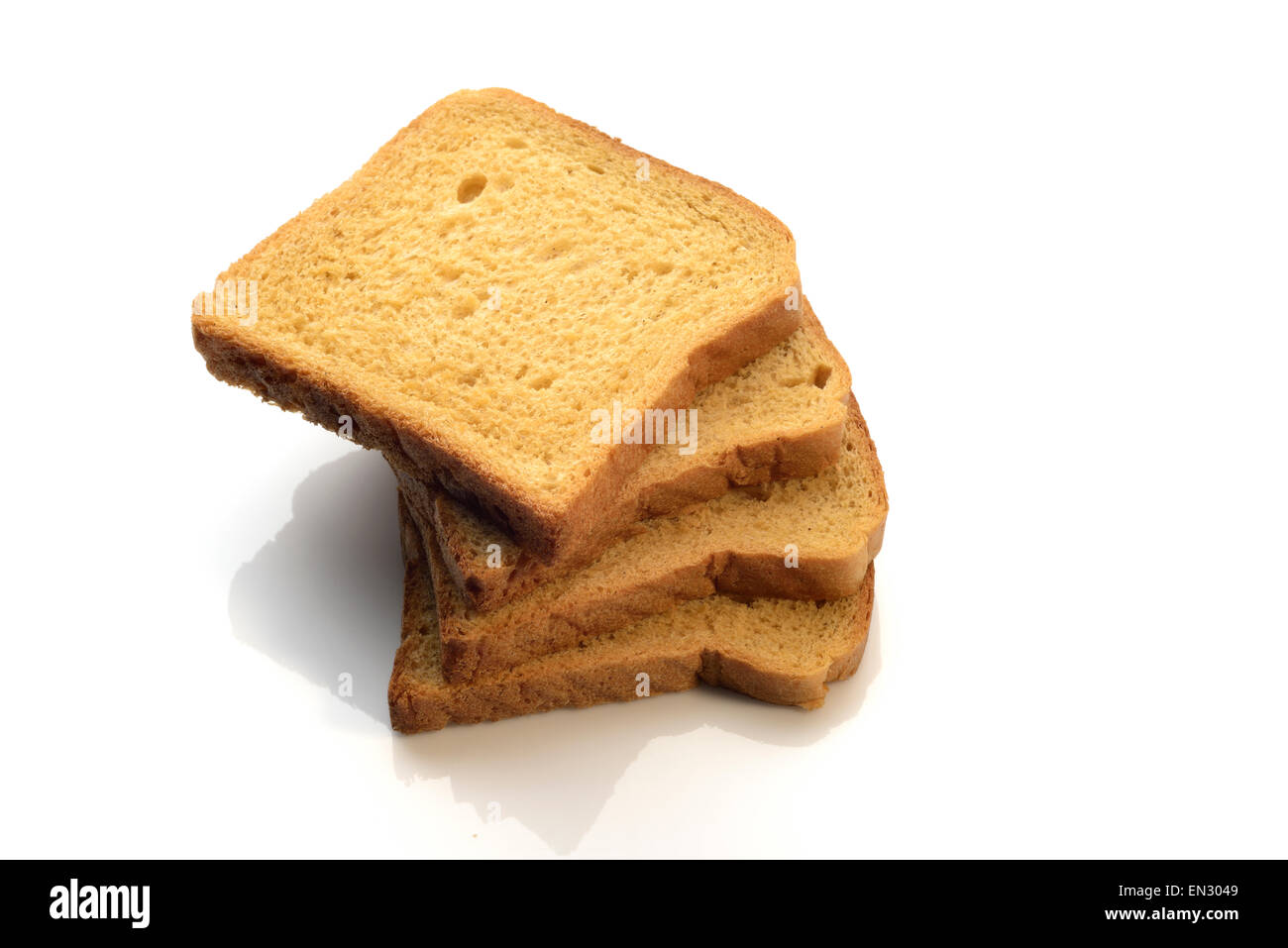 Tutto il grano pane marrone ordinatamente impilati gli uni sugli altri Foto Stock
