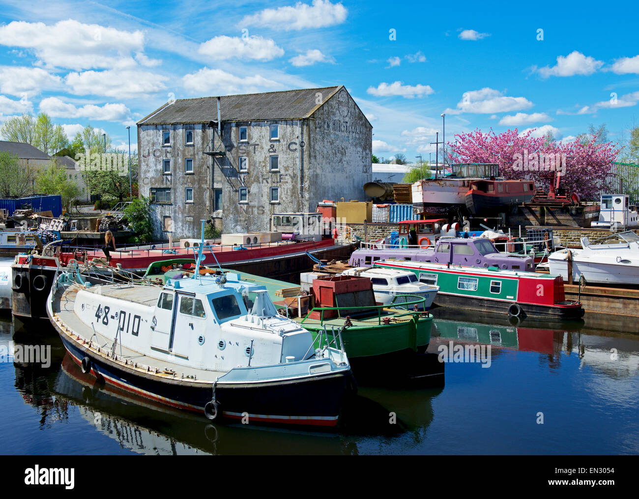 Barche ormeggiate sul fiume Calder a Wakefield, West Yorkshire, Inghilterra, Regno Unito Foto Stock