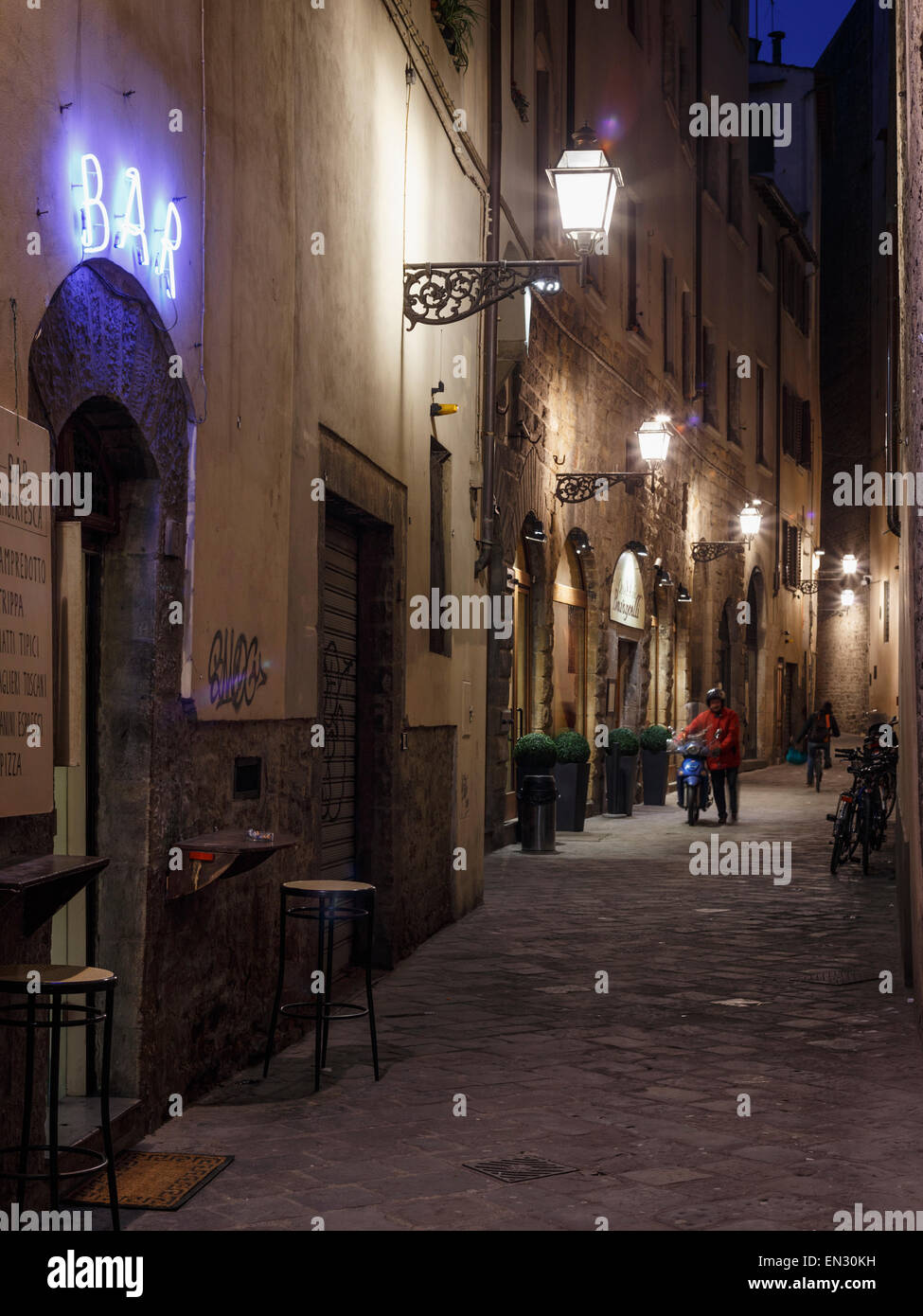Un vicolo con un piccolo bar alla sera, Firenze, Toscana, Italia. Foto Stock