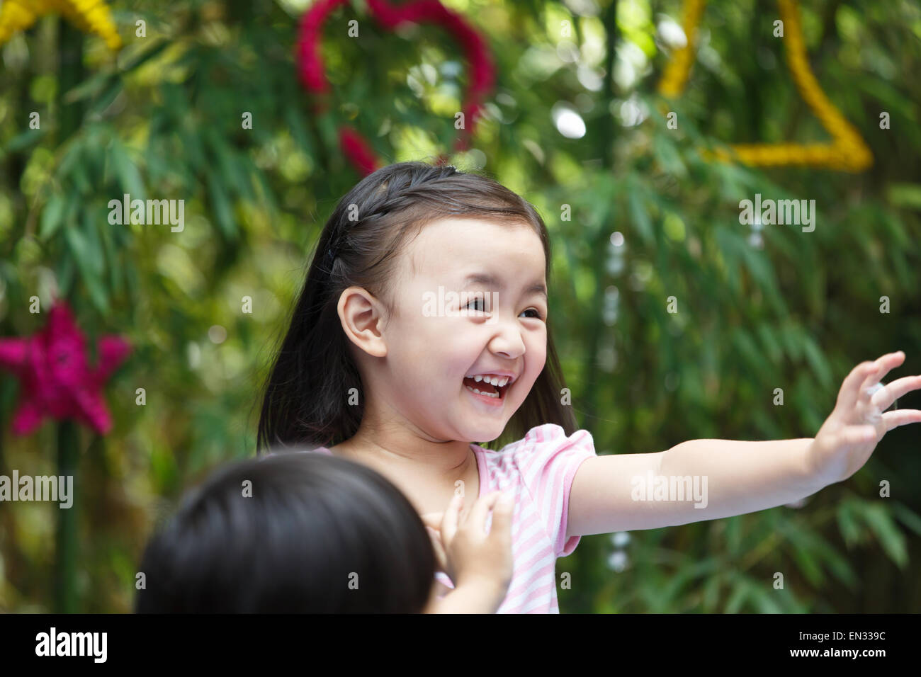 Scuola materna i bambini sono le attività all'aperto Foto Stock