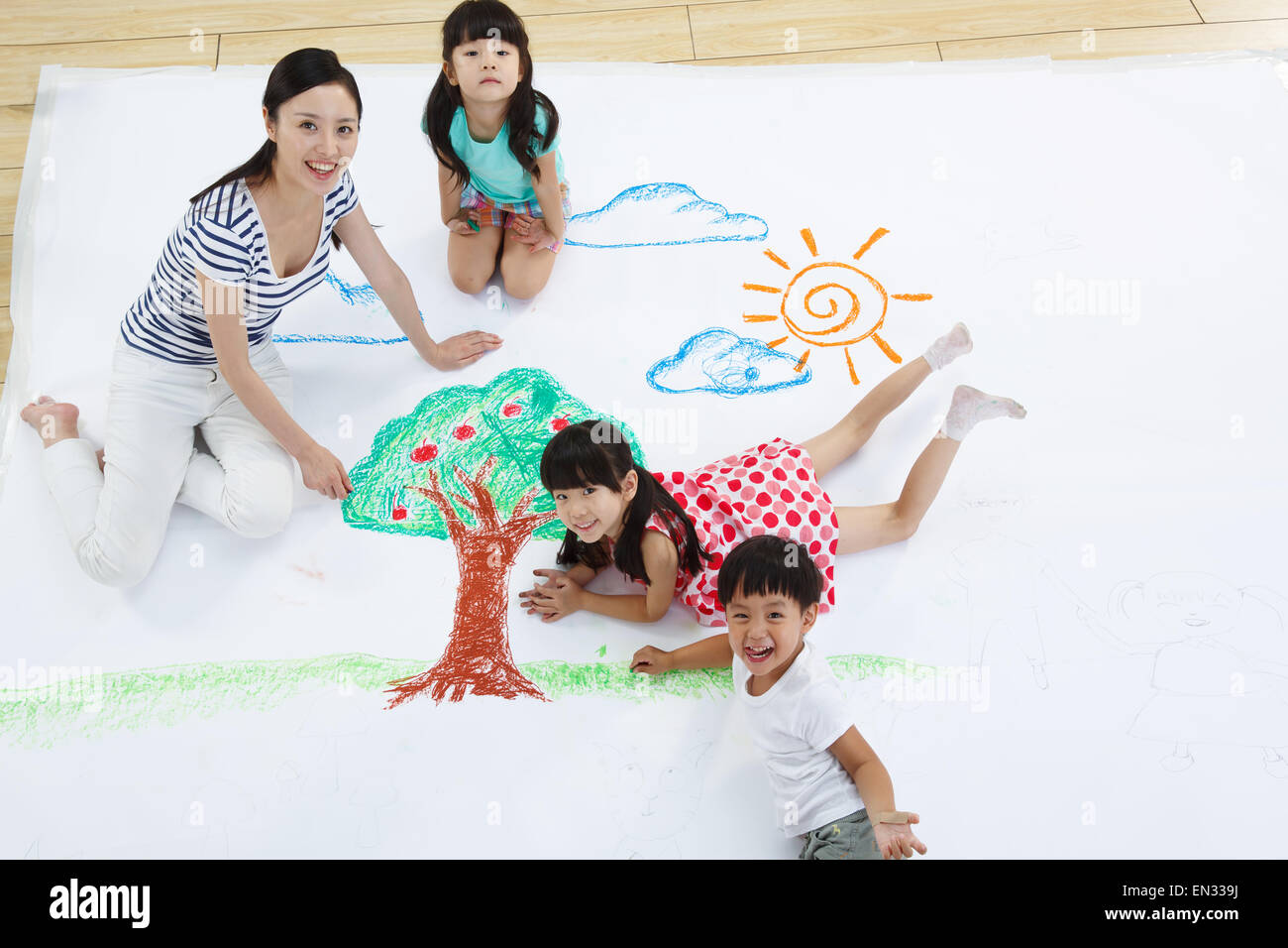 Il kindergarten bambini e insegnanti nella pittura Foto Stock