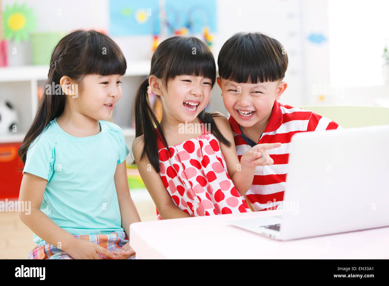 Nella scuola materna i bambini ad usare il computer Foto Stock