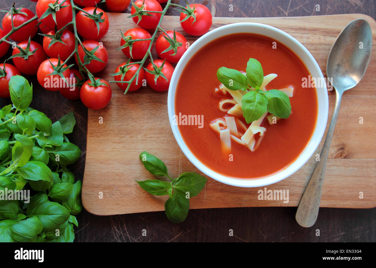 Ciotola con crema di pomodoro zuppa di maccheroni fatti in casa Foto Stock