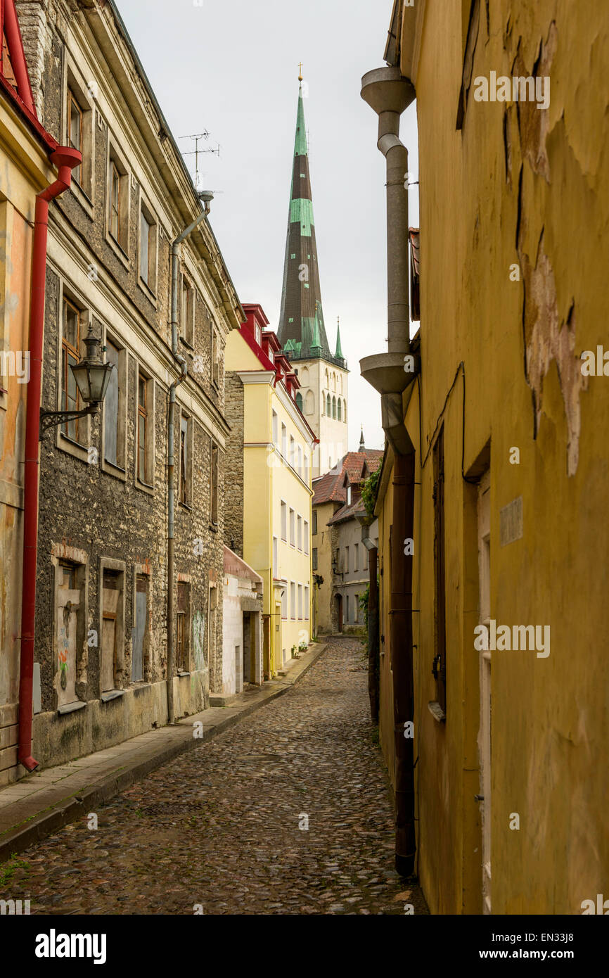 Un vicolo stretto, Kooli ('Via dello Sgabello'), conduce in direzione della chiesa di San OLAF del 12 ° secolo, Tallinn, Estonia. Foto Stock