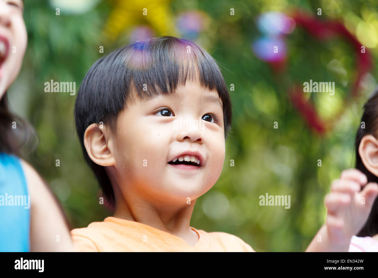 La scuola materna i bambini si gioca al di fuori Foto Stock