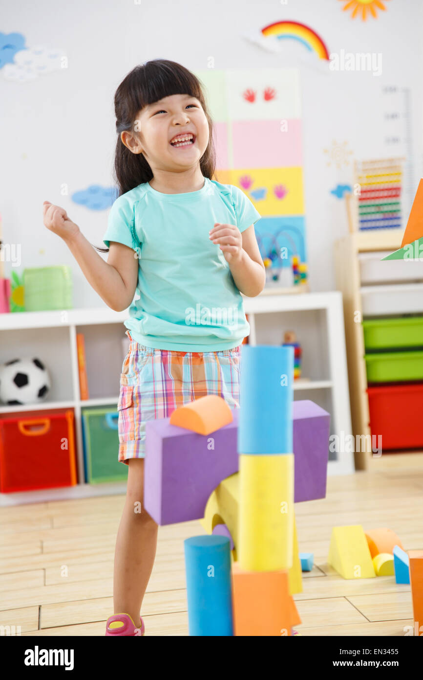 Asilo nido dei bambini che giocano nella sala ricreazione Foto Stock