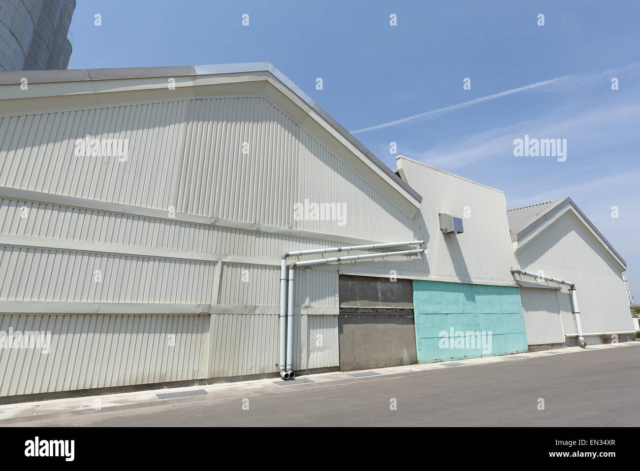 Magazzini industriali contro un cielo blu Foto Stock