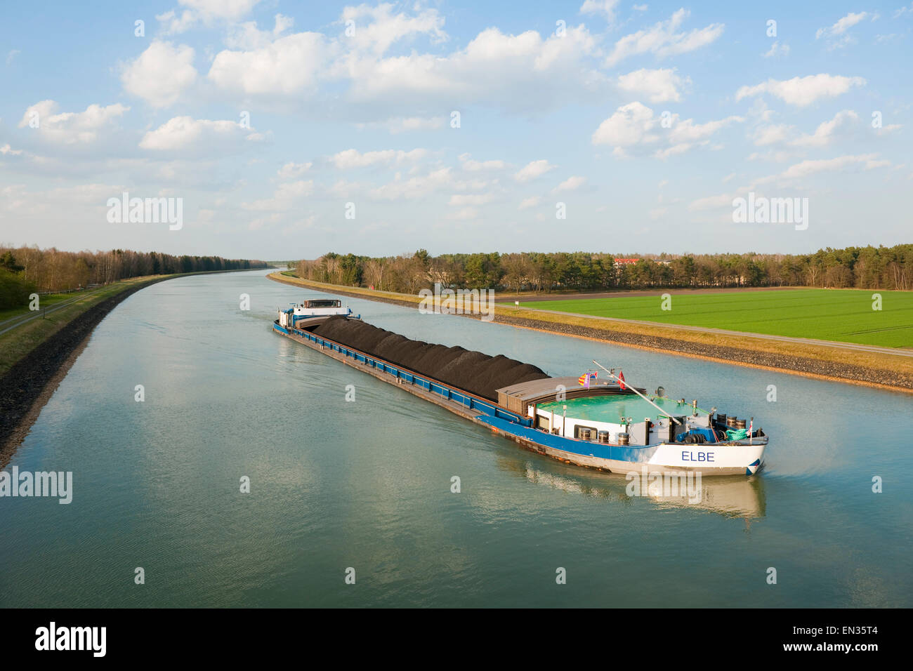 Nave da carico sulle vie navigabili federali Elba canale laterale, vicino Stüde, Bassa Sassonia, Germania Foto Stock