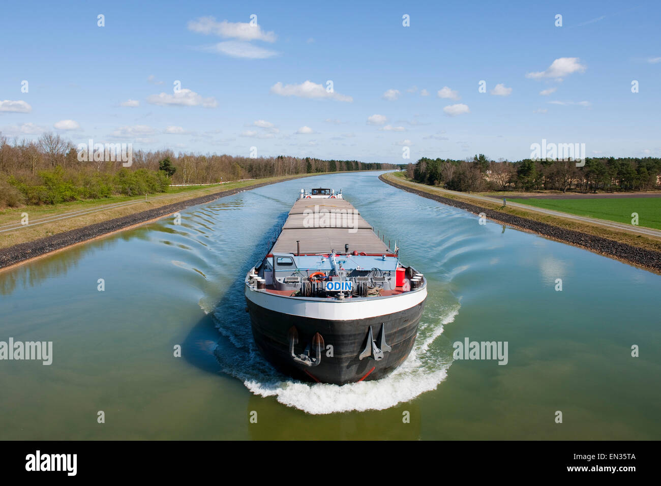 Nave da carico sulle vie navigabili federali Elba canale laterale, vicino Stüde, Bassa Sassonia, Germania Foto Stock