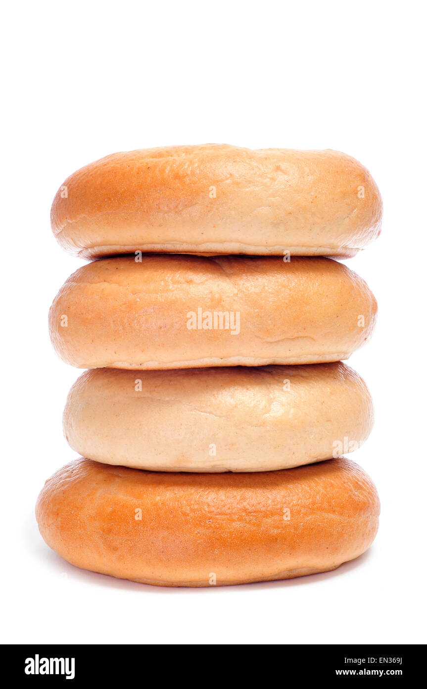 Un mucchio di bagel su sfondo bianco Foto Stock