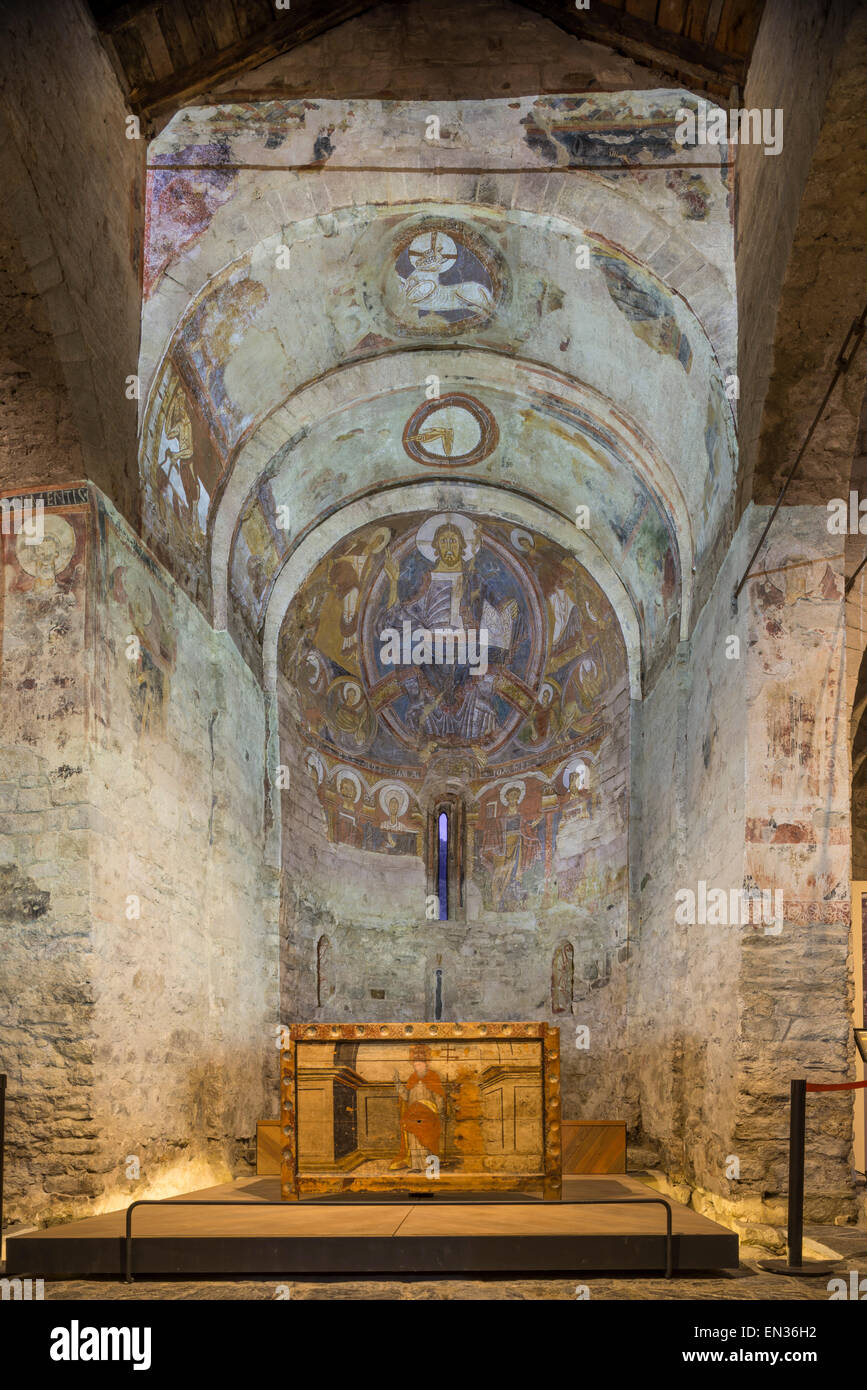 Proiezione degli affreschi nella chiesa romanica di Sant Climent de Taüll, patrimonio dell'umanità dell'UNESCO, Vall de Boí, Taüll Foto Stock