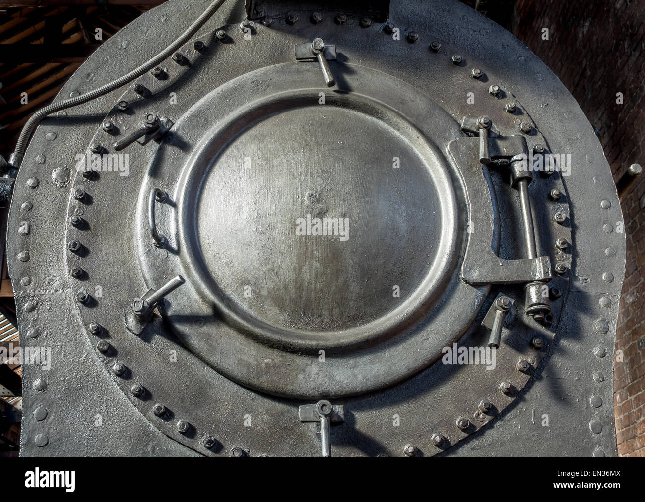 Dettaglio anteriore di un motore a vapore caldaia porta. Foto Stock