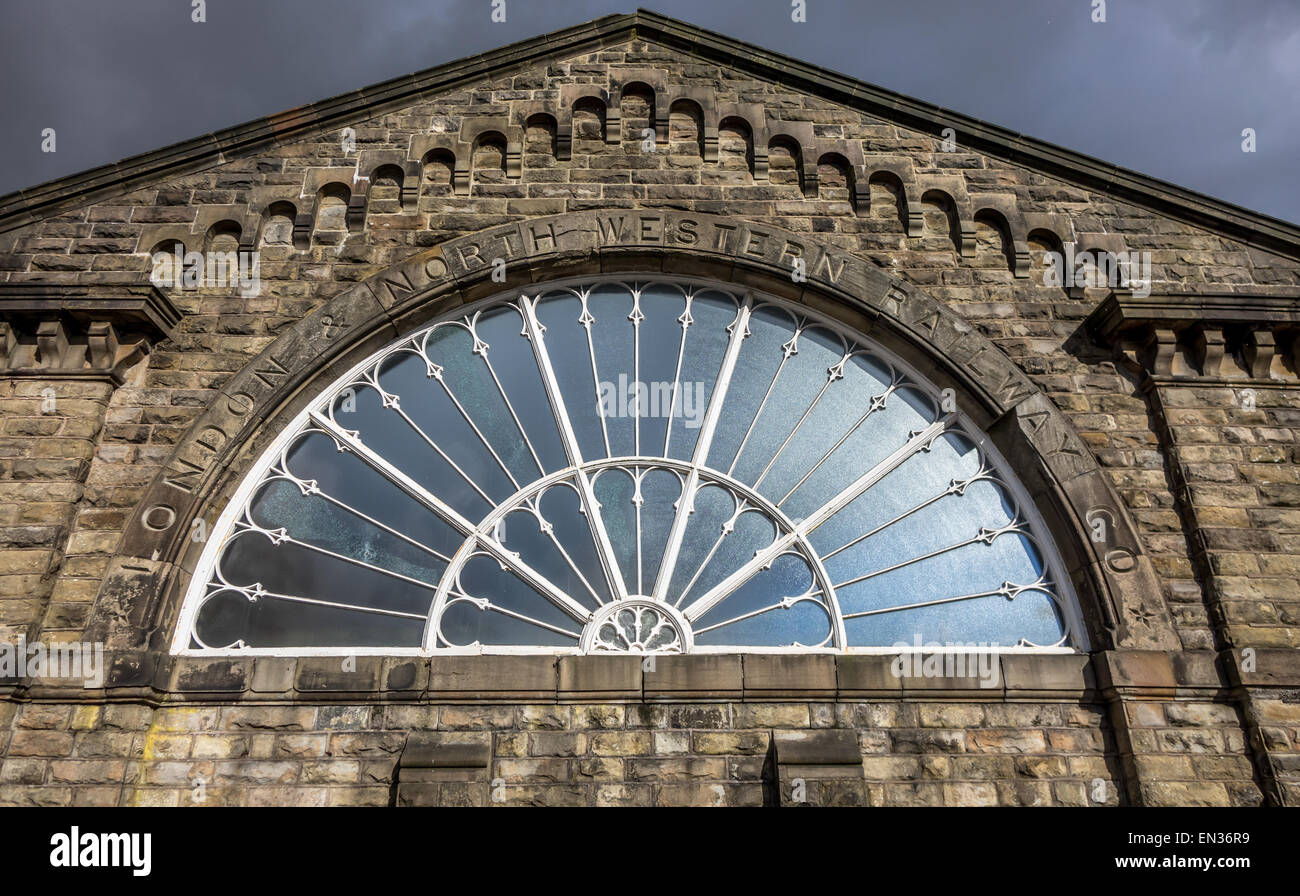 Victorian a ventaglio ghisa finestra del Buxton ferrovia Midland. Foto Stock