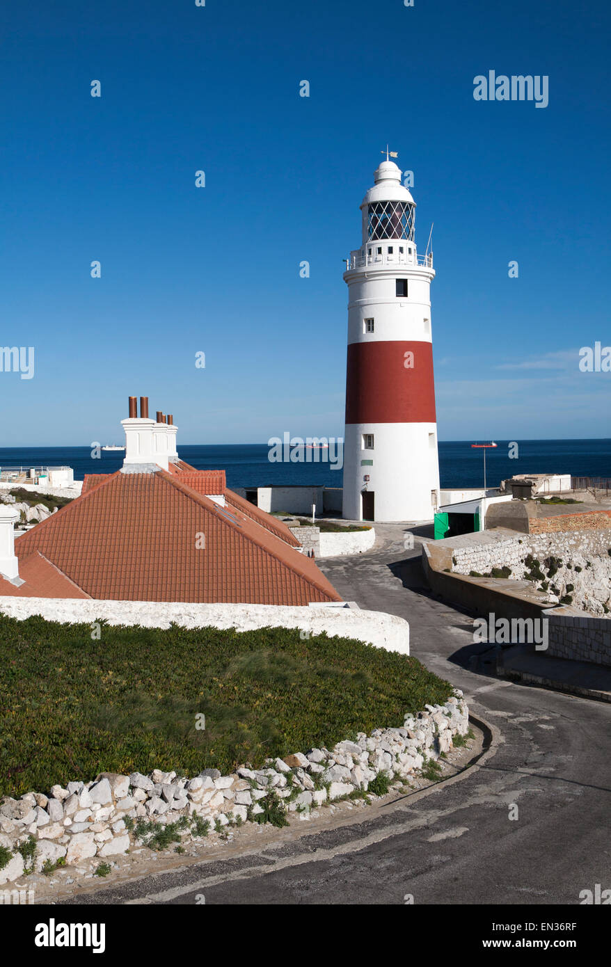 Rossa e bianca a strisce faro all Europa Point, Gibilterra, British terroritory nel sud della Spagna Foto Stock