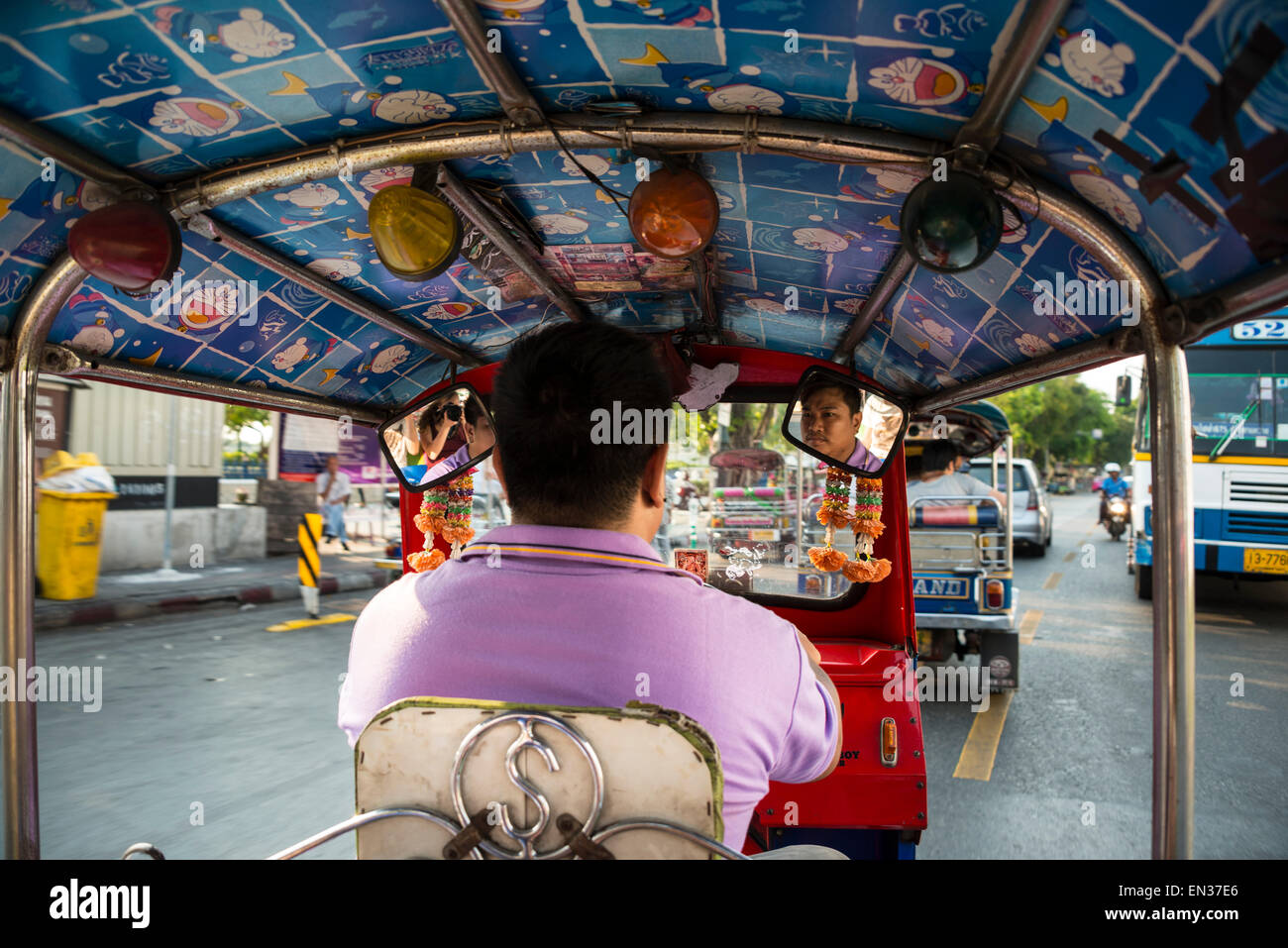 Vista da un Tuktuk taxi durante la corsa, Bangkok, Thailandia Foto Stock