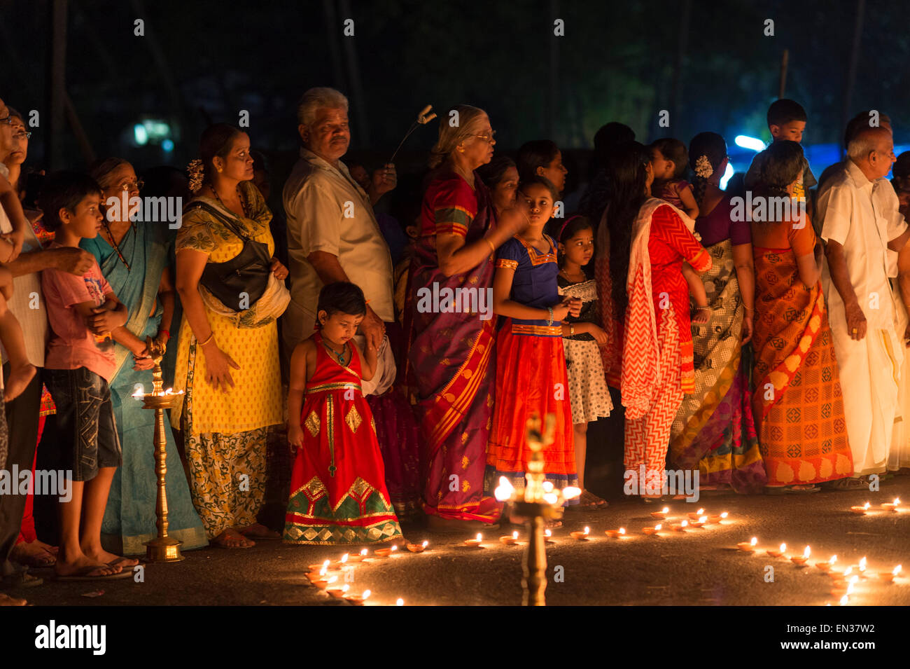 Gli indù in una cerimonia religiosa, Tempio Pazhayannur Lane, Mattancherry, Kochi, Cochin, Kerala, India Foto Stock