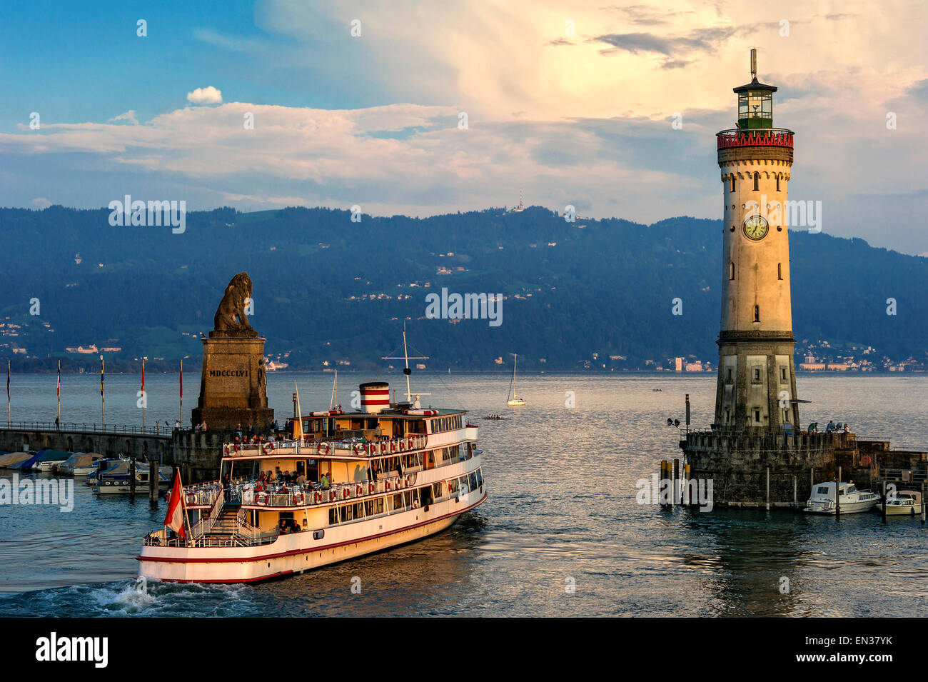 Leone bavarese, nuovo faro, porta ingresso, per i passeggeri dei traghetti nel porto di Austria, il lago di Costanza, Lindau, Svevia, Baviera, Germania Foto Stock
