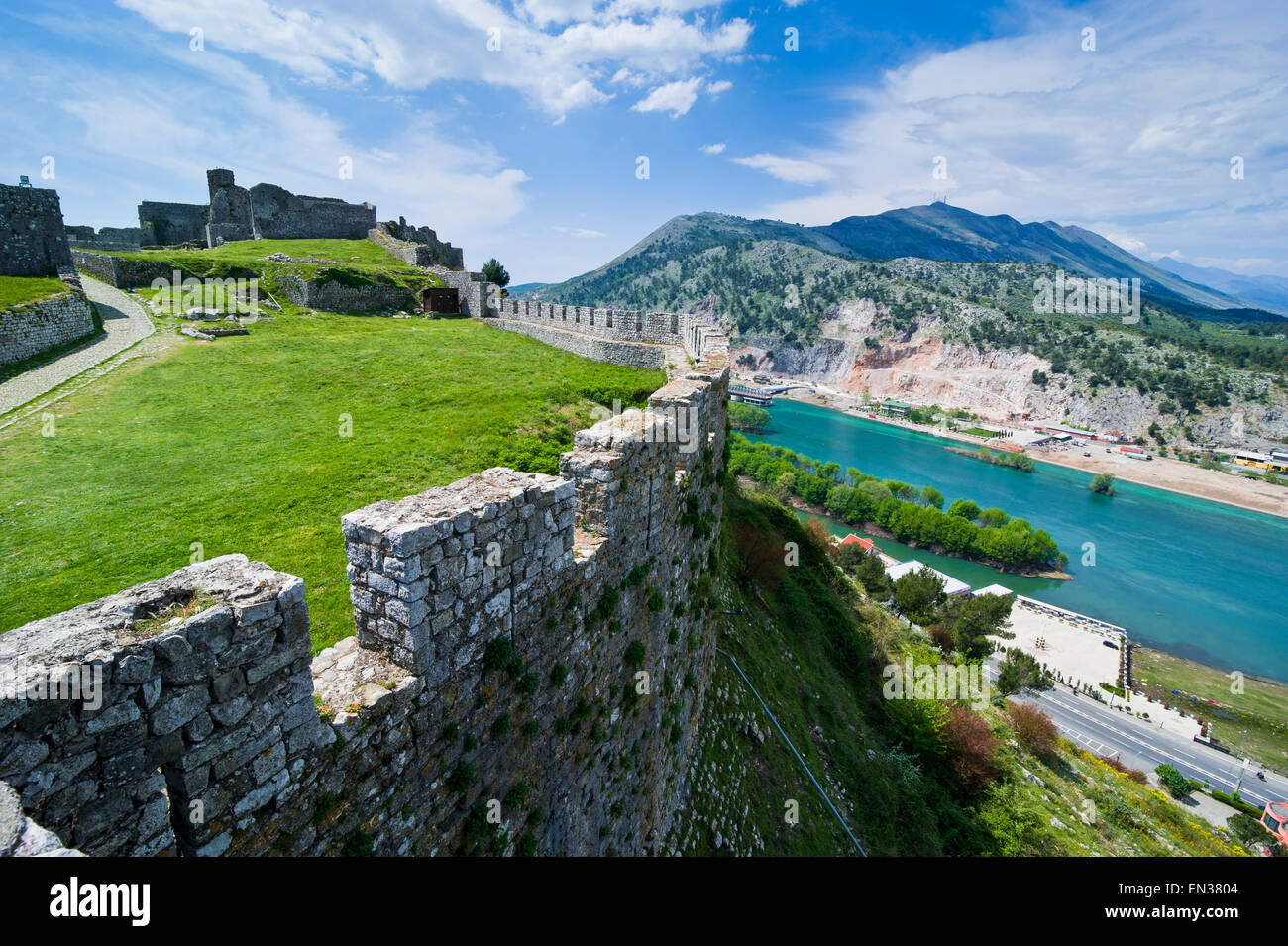 Vista sul fiume Buna, dal castello di Rozafa, Shkodër, Shkodra, Albania Foto Stock