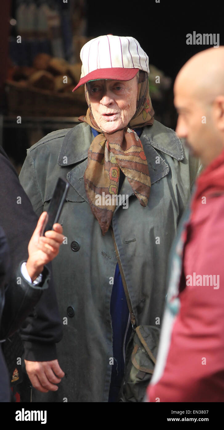 Dame Maggie Smith è quasi irriconoscibile come lei le scene di film nel suo nuovo ruolo come eccentrico titolare di pensione o di rendita Miss pastore nel film di adattamento di Alan Bennett's 'Lady In Van' dotate di Maggie Smith Dove: Londra, Regno Unito quando: 23 Ott 2014 Foto Stock