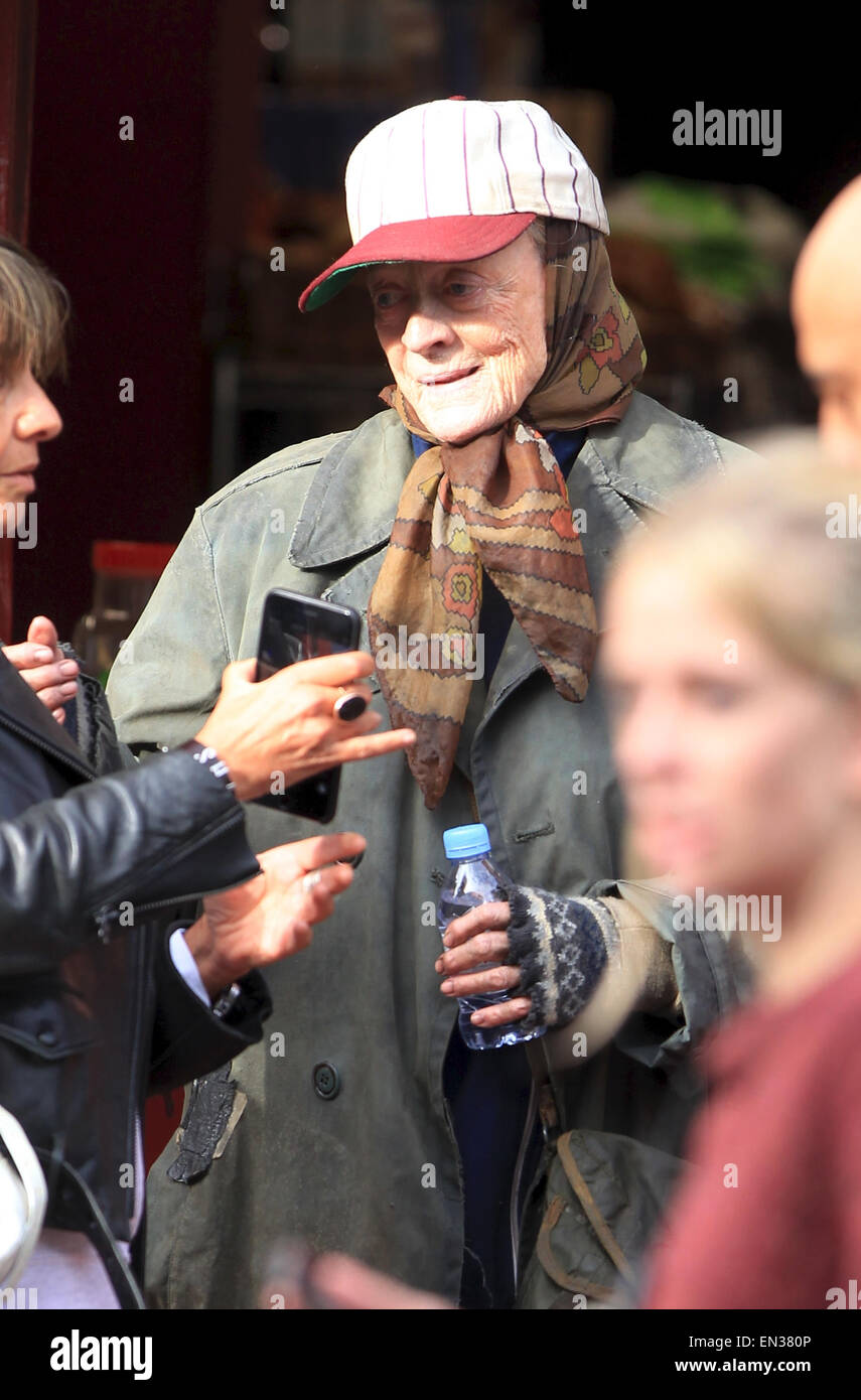 Dame Maggie Smith è quasi irriconoscibile come lei le scene di film nel suo nuovo ruolo come eccentrico titolare di pensione o di rendita Miss pastore nel film di adattamento di Alan Bennett's 'Lady In Van' dotate di Maggie Smith Dove: Londra, Regno Unito quando: 23 Ott 2014 Foto Stock