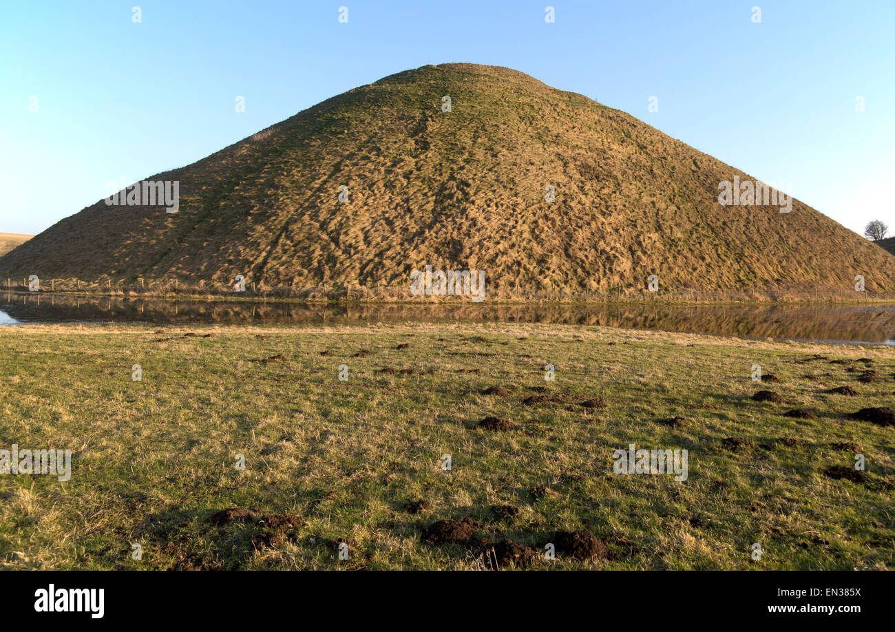 Più grande struttura preistorica in Europa Silbury Hill tumulo, Wiltshire, Inghilterra, Regno Unito Foto Stock