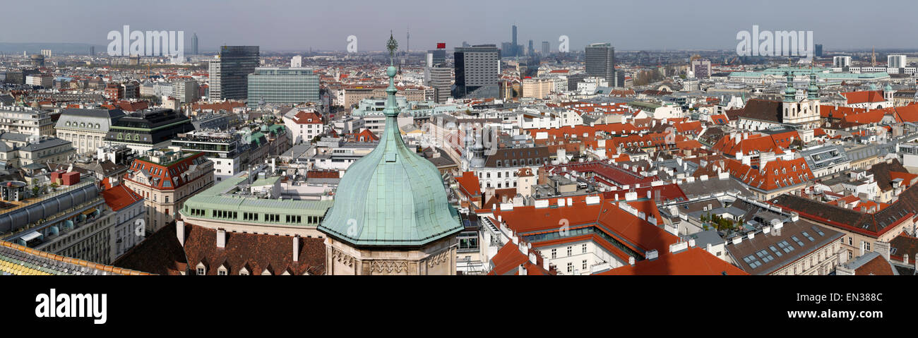 Vista panoramica sui tetti del primo quartiere di Vienna, Austria Foto Stock