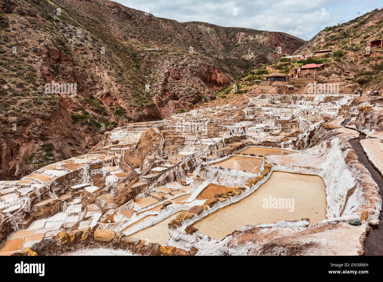 Salines nella Valle Sacra degli Incas sull'Urubamba, vicino a Maras, Perù Foto Stock