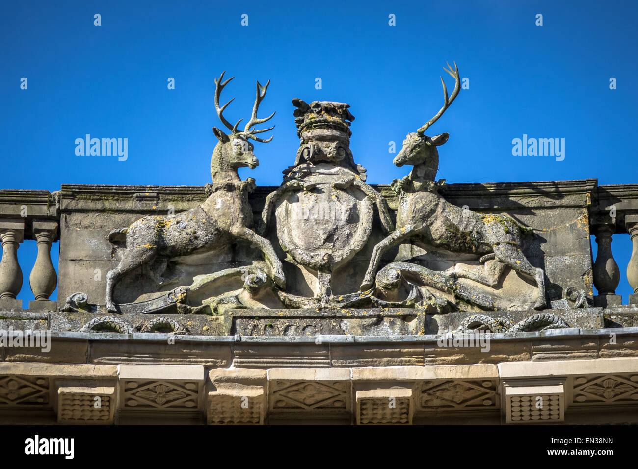 Lavori ornamentali in pietra sul tetto del Crescent, Buxton. La Mezzaluna è un grado-i-listed building nella città di Buxton, Derbyshir Foto Stock