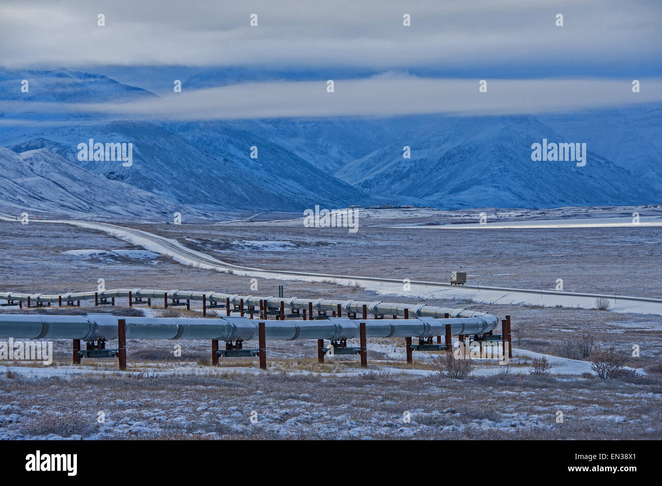 Dalton Highway, Trans-Alaska Pipeline System rubinetti sulla sinistra, Brooks Range dietro, Alaska, STATI UNITI D'AMERICA Foto Stock