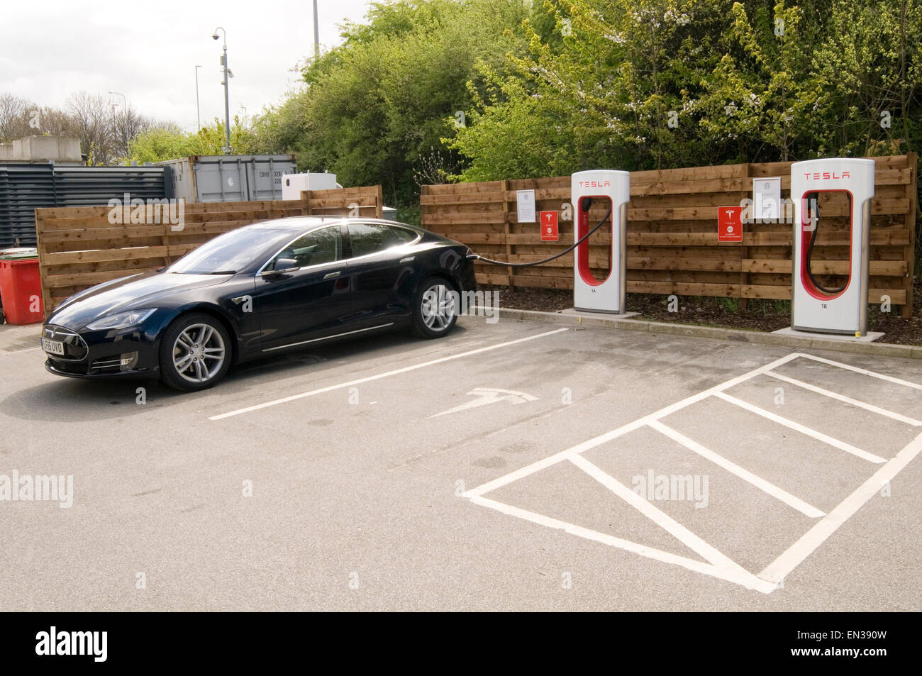 Tesla electric car auto compressore collegato in carica fino sulla m62 a Leeds Foto Stock