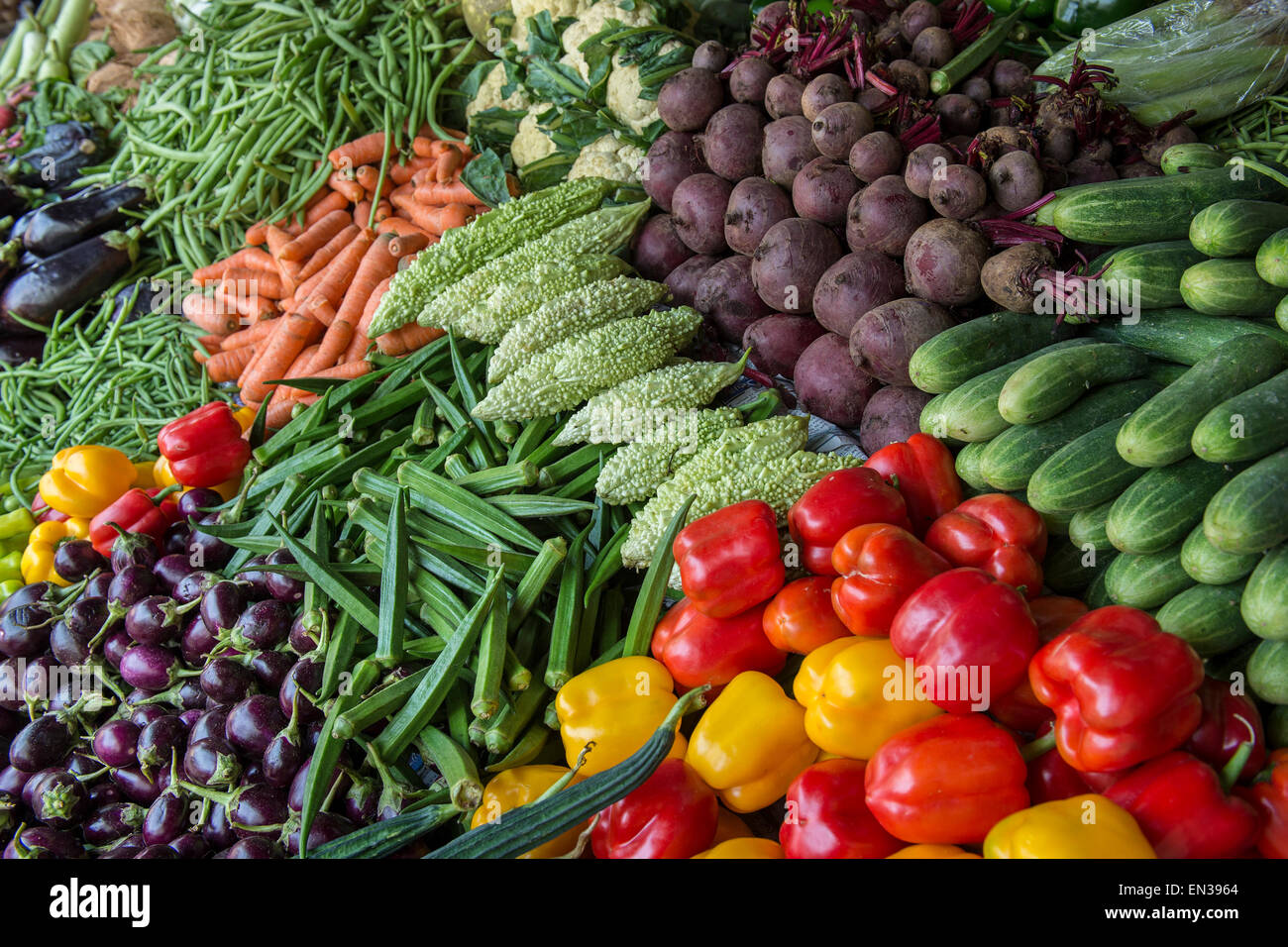 Pressione di stallo di mercato con l'okra, cavolfiore, barbabietole, carote, melanzane, cetrioli, peperoni, Mattancherry, Kochi, Cochin, Kerala, India Foto Stock