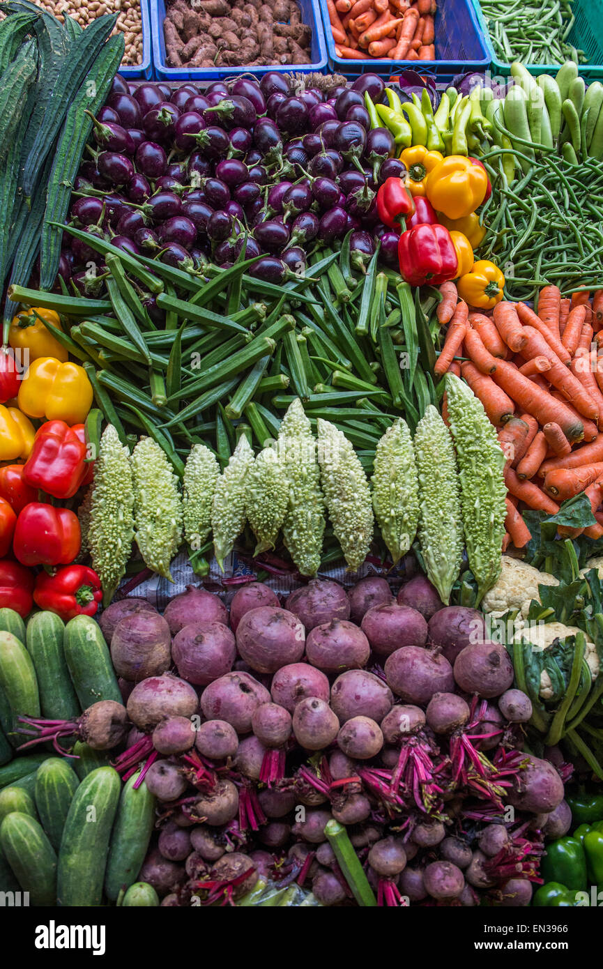 Pressione di stallo di mercato con l'okra, cavolfiore, barbabietole, carote, melanzane, cetrioli, peperoni, Mattancherry, Kochi, Cochin, Kerala, India Foto Stock