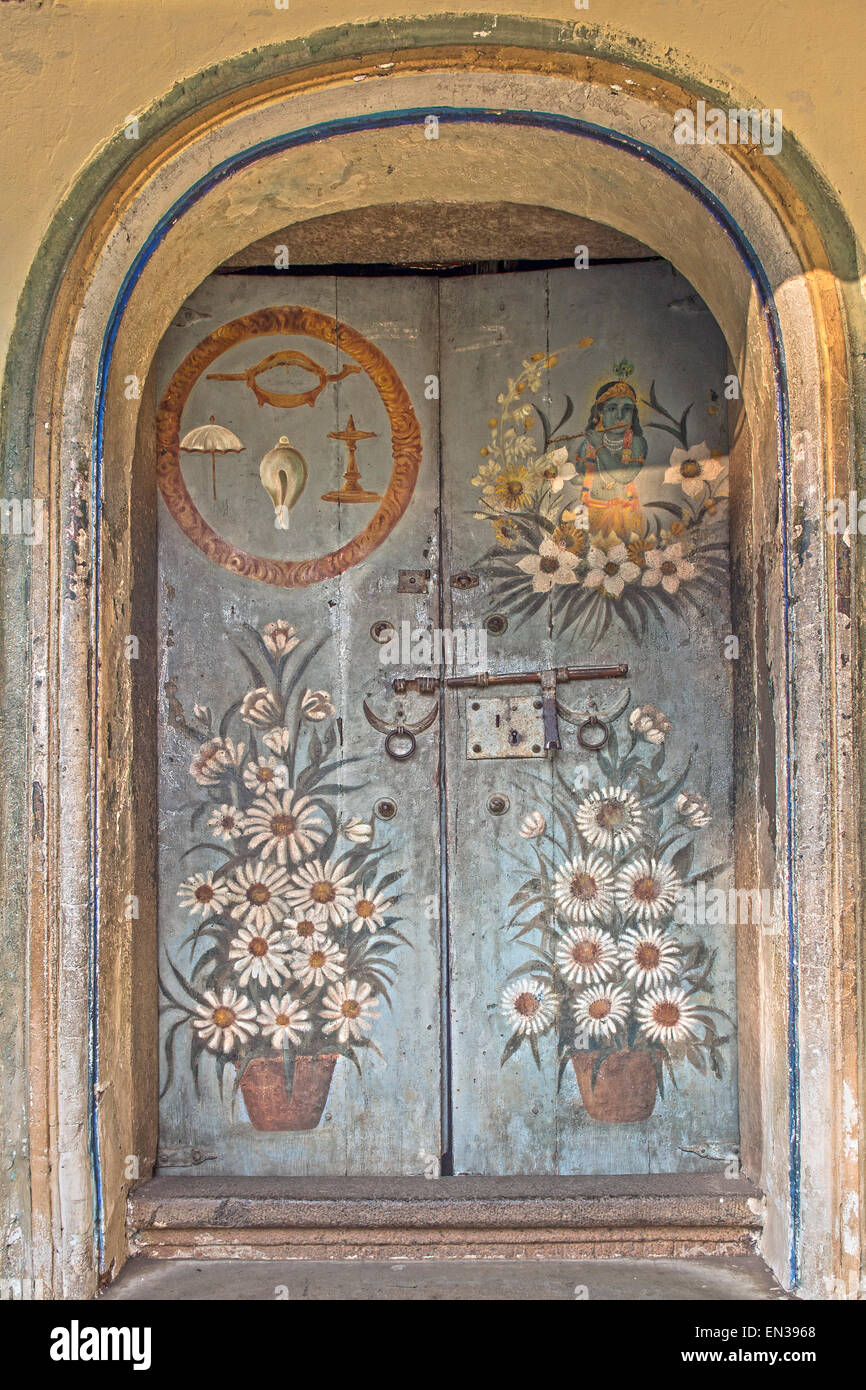 Dipinto indù porta anteriore, floreali e motivi indù, Palazzo Olandese, Mattancherry, Kochi, Cochin, Kerala, India Foto Stock