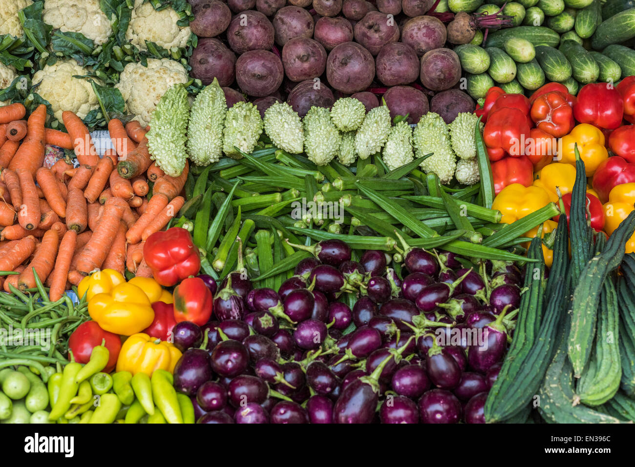 Pressione di stallo di mercato con l'okra, cavolfiore, barbabietole, carote, melanzane, cetrioli, Mattancherry, Kochi, Cochin, Kerala, India Foto Stock