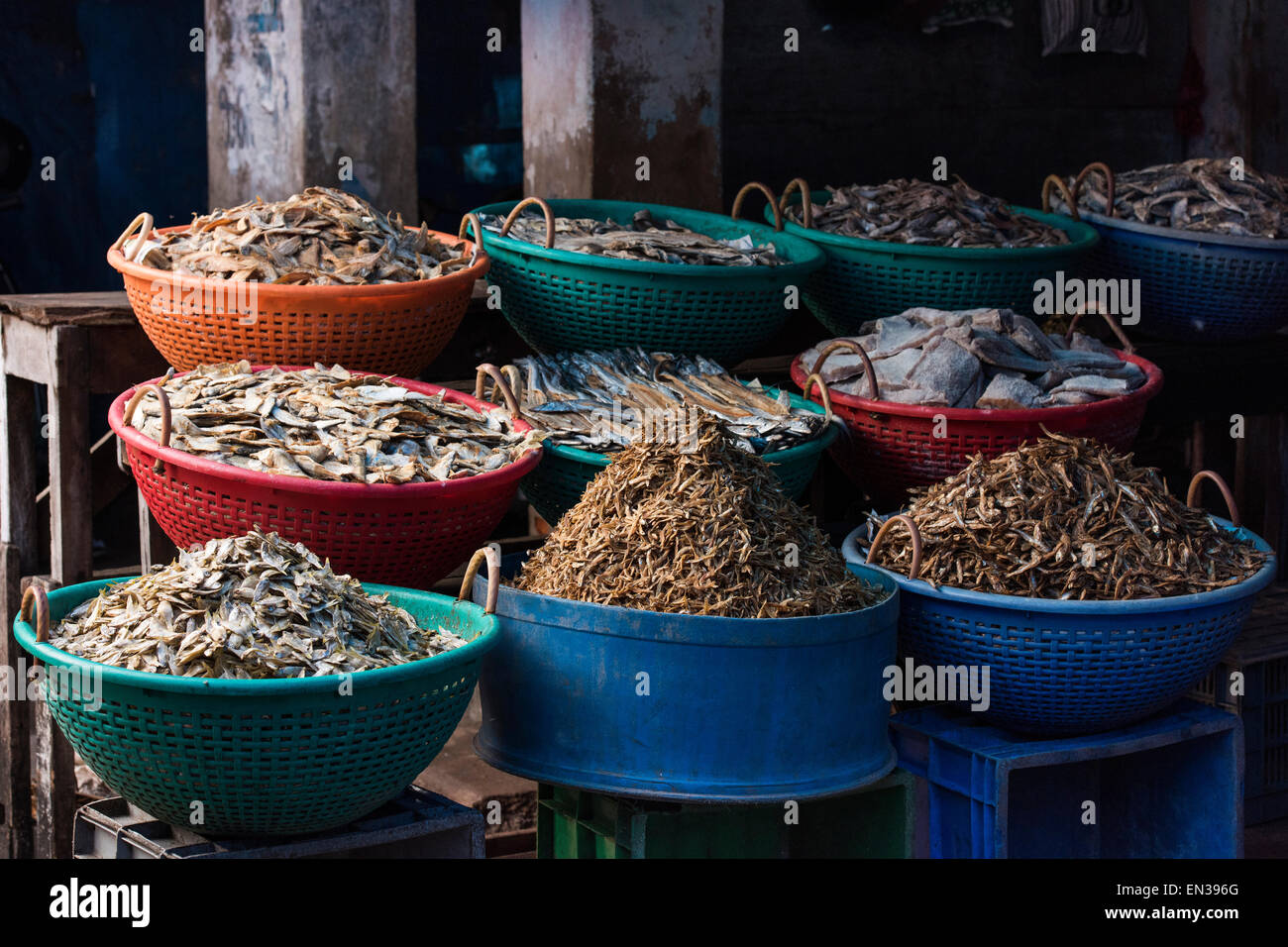 Diversi tipi di pesci secchi in cesti in plastica sul mercato, Broadway Market, Ernakulum, Kerala, India Foto Stock