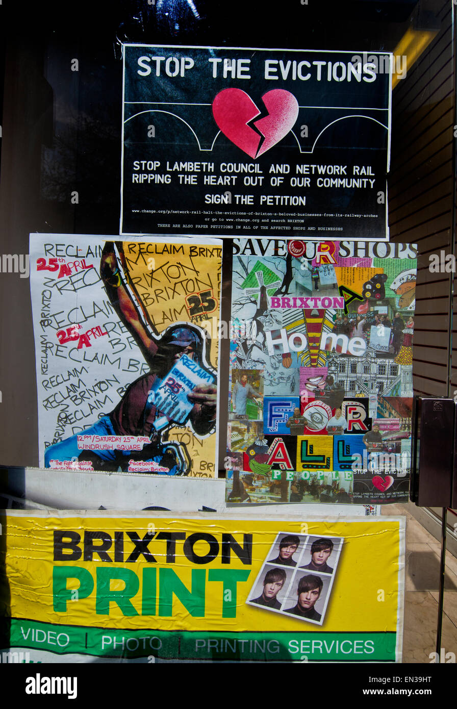 Anti-gentrification poster sulla porta in Brixton protestando la guida della rete del negozio di sfratti sotto arcate Foto Stock