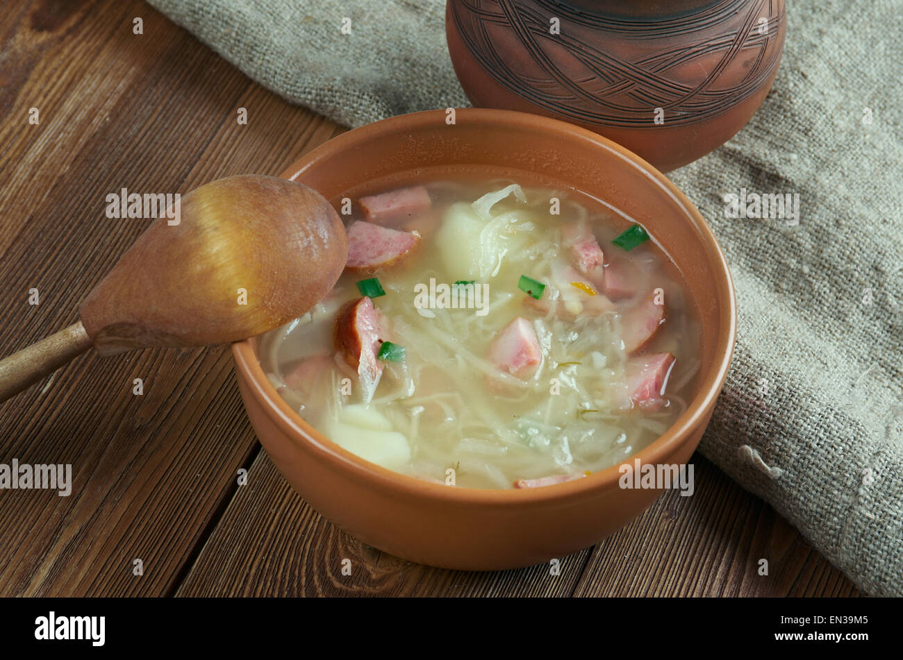 Kapusniak - La zuppa di cavolo è un riempimento di minestra di cavolo crauti. comune in polacco, Slovacca e cucine ucraino Foto Stock