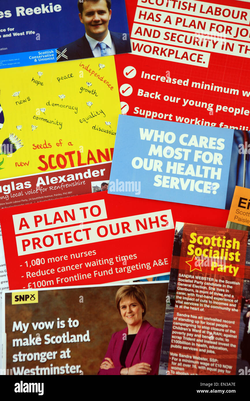 Le elezioni generali del 7 maggio 2015, la campagna volantini da vari partiti politici Foto Stock