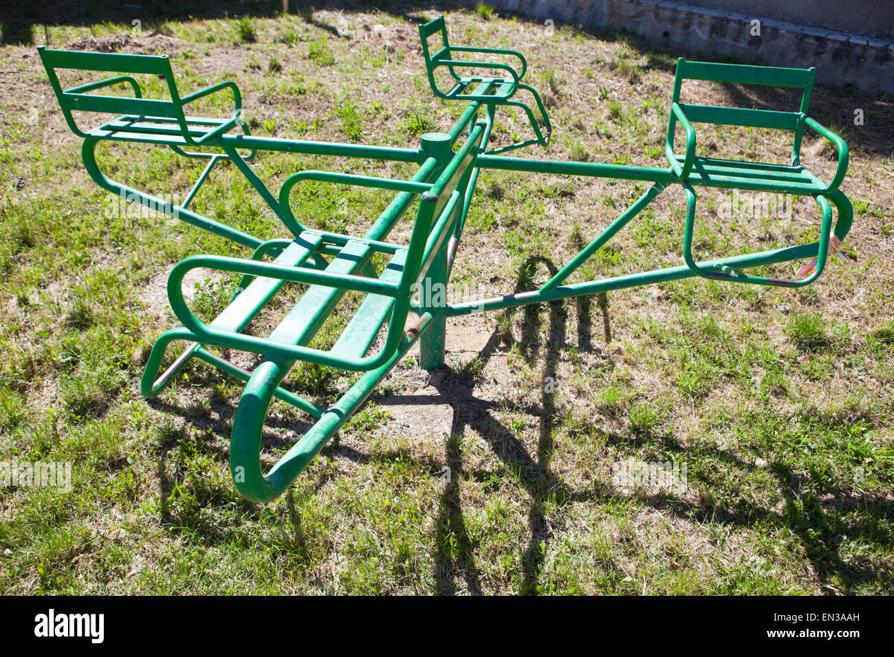 Vecchio arrugginito rotonda verde sul parco giochi Foto Stock