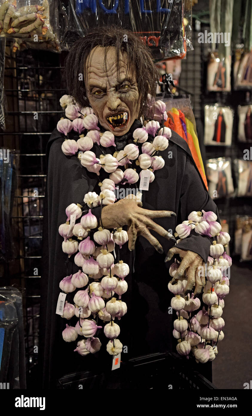 Un pauroso manichino indossa l'aglio in vendita presso un grande negozio di costumi nel Greenwich Village di New York chiamato l'avventura di Halloween. Foto Stock