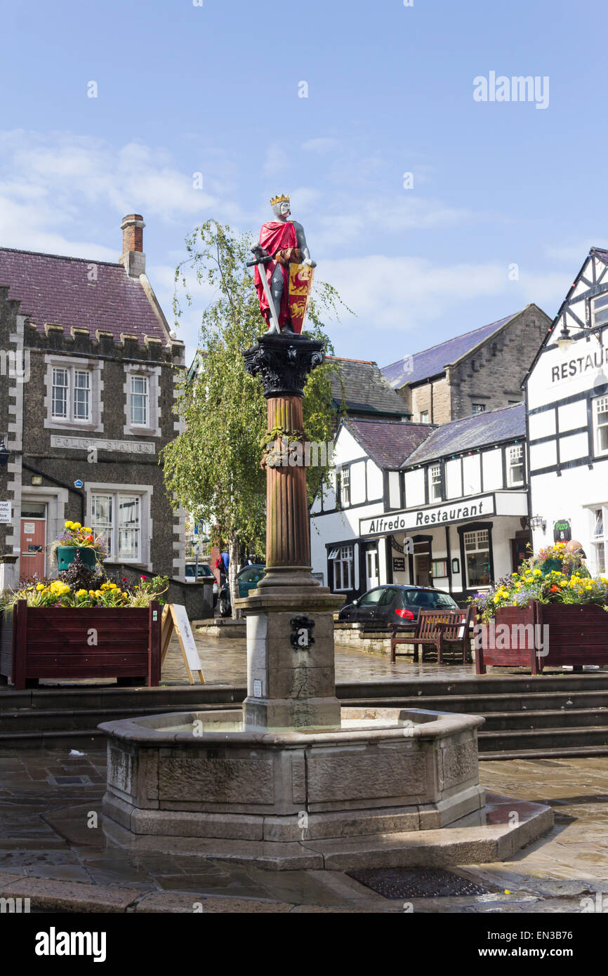 Lancaster Square, Conwy e la statua e fontana di Llywelyn il Grande (Llywelyn ab Iorwerth) da E O Griffith nel 1895. Foto Stock