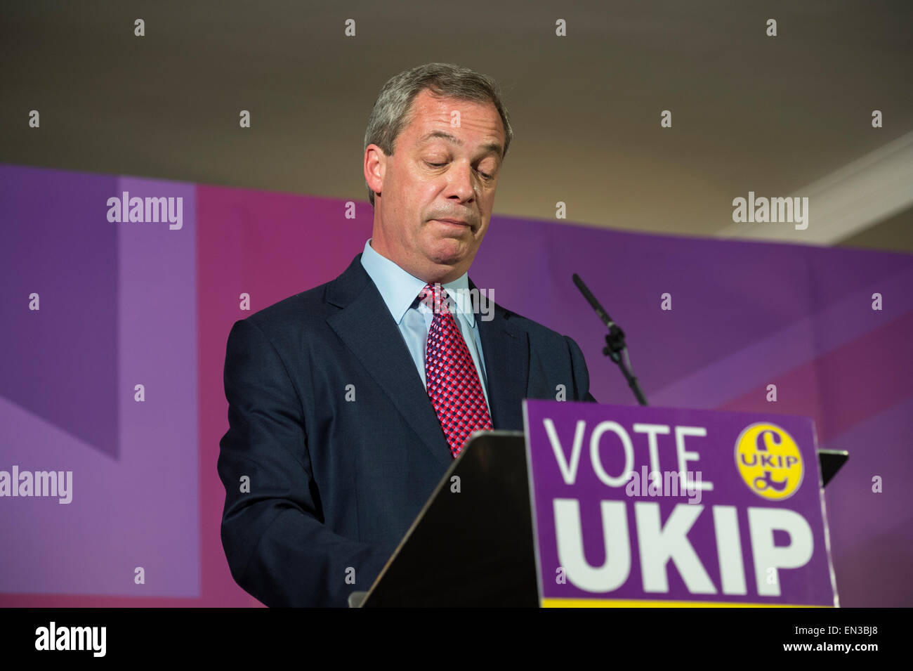 Le elezioni generali del 2015. Leader UKIP Nigel Farage annuncia il loro manifesto elettorale in aveley essex. Foto Stock