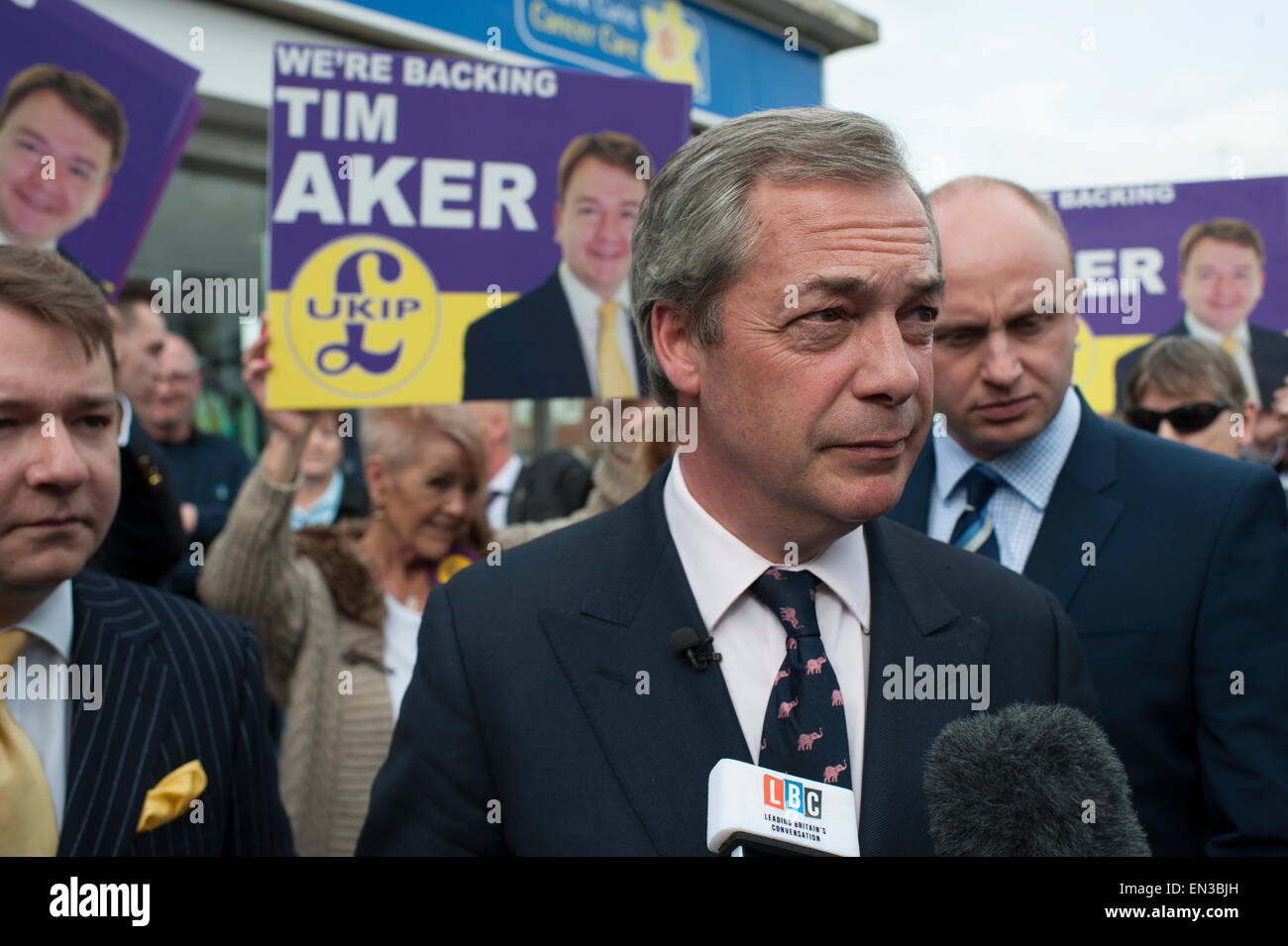 Elezioni generali 2015 leader UKIP Nigel Farage di campagna elettorale in UKIP roccaforte del Sud Ockendon, Essex. Foto Stock
